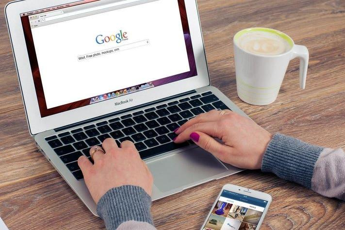 Top Online Business Ideas for Beginners in 2026 Professional freelancer workspace for remote online business